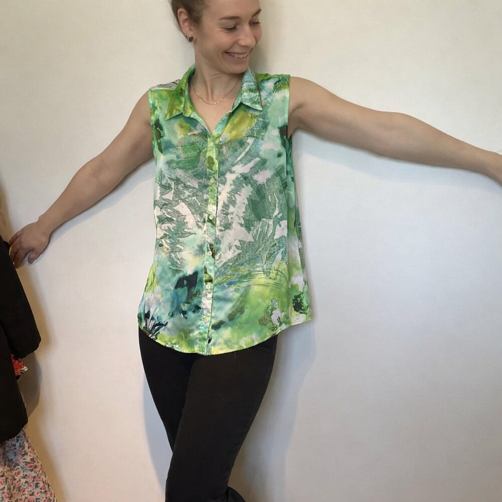 GREEN AND AQUA ABSTRACT PRINT SLEEVELESS ARTSY BLOUSE SIZE W. 16 Conrad C.